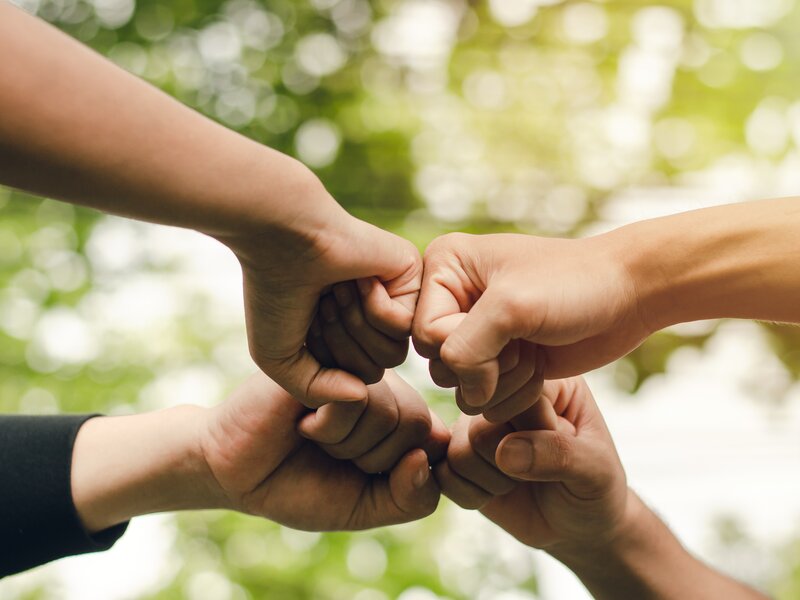 4 people join forces, the concept of hand-to-hand to create unit